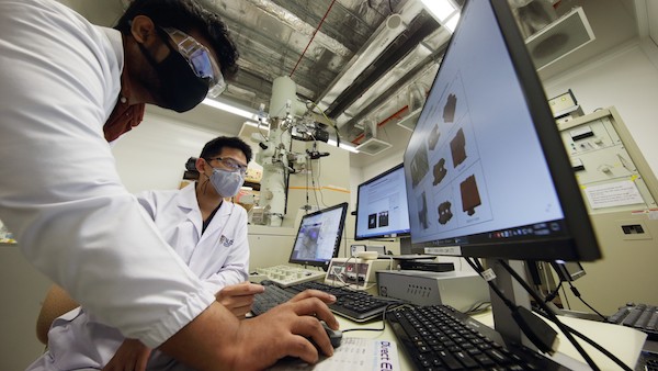 CBIS researchers, Duane Loh and Deepan Balakrishnan, meld microscopes and computers to unravel biological mysteries